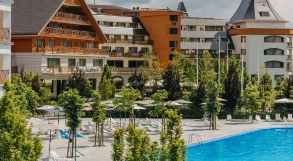 Hotel Gołębiewski Karpacz z basenem i leżakami. Wiele osób szuka hotel Gołębiewski Karpacz opinie, by sprawdzić ofertę.