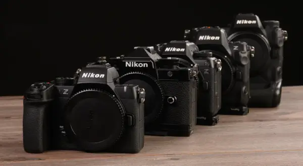 Una fila di fotocamere Nikon Z, dalla più piccola alla più grande, con la Nikon Z90 in primo piano.