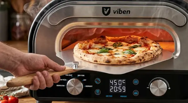 Jak przełożyć pizzę na kamień bez łopatki? Użyj metalowej łopatki z drewnianą rączką, by łatwo wyjąć gorącą pizzę z pieca Viben.