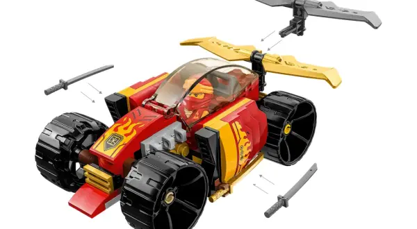 Czerwono-złoty pojazd z kółkami i minifigurką ninja. Zestaw lego 71780 zawiera miecze i element przypominający skrzydła.