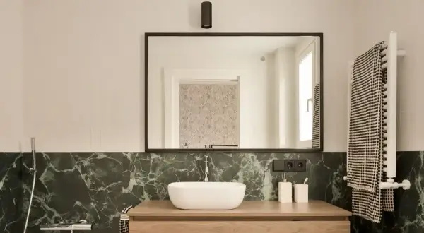 Transforma tu baño pequeño: ideas modernas y funcionales que amarás