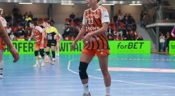 Julia Pietras, zawodniczka KGHM Zagłębia Lubin, w akcji na boisku.