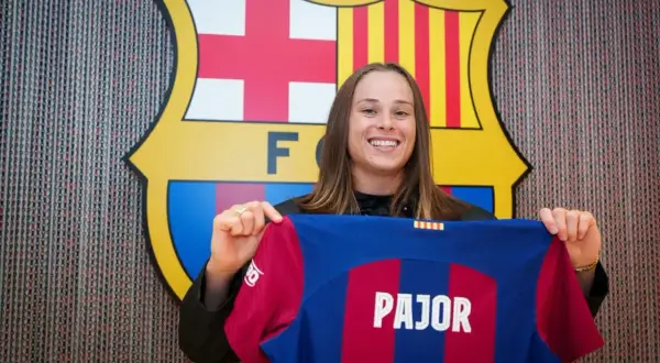 Ewa Pajor prezentuje nową koszulkę FC Barcelony.