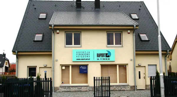 Budynek z szyldem "Agencja Finansowo Księgowa Raport" we Wrocławiu.