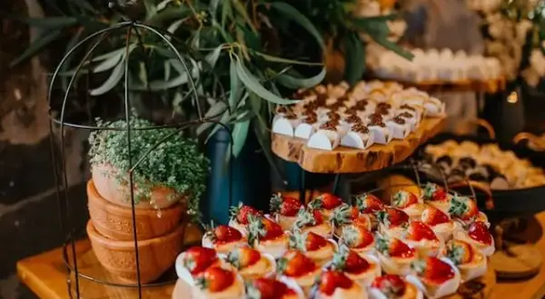 Ile kosztuje catering na imprezę? Poznaj ceny i oszczędź na przyjęciu