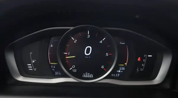 Bilens instrumentpanel visar 166683 km. Frågan "hur många mil kan en bil gå" besvaras av mätaren.