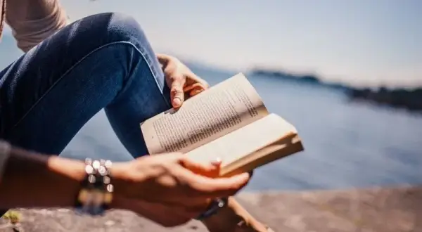 Czy literatura uczy człowieka jak żyć? Odkryj jej życiowe lekcje