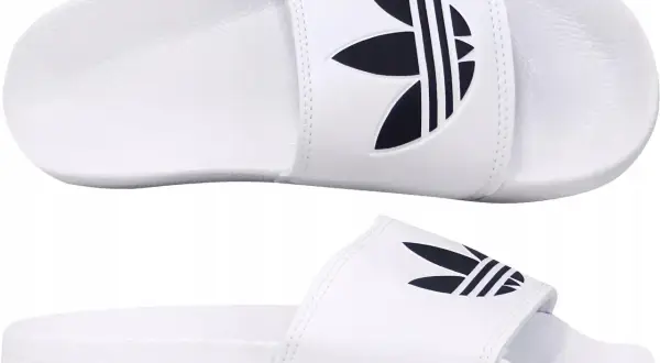 Białe klapki Adilette Lite Slides z czarnym logo Adidas. Idealne na basen i plażę.