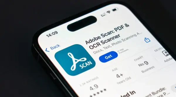 Aplikacja Adobe Scan na telefonie pokazuje, jak zrobić skan dokumentu.