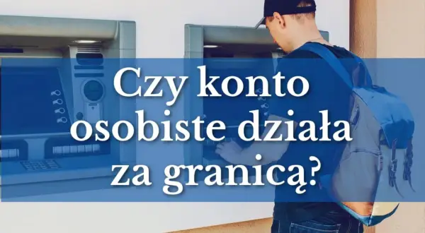 Mężczyzna z plecakiem przy bankomacie. Czy konto osobiste działa za granicą?