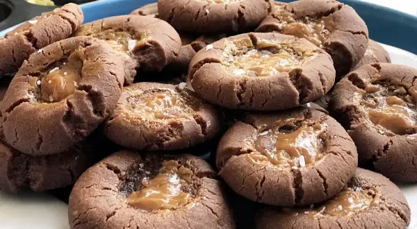 Chokladkakor med salt kolafyllning. Perfekt för dig som undrar vad man kan baka till fikat.