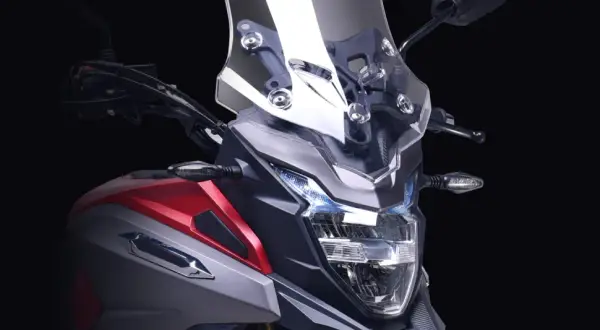Nowy motocykl typu adventure z aerodynamiczną owiewką i ostrymi liniami, gotowy na każdą wyprawę.