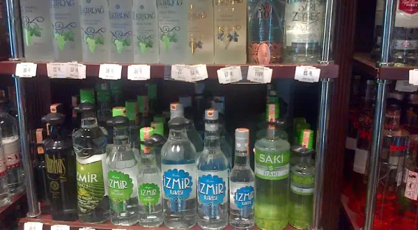 Butelki z alkoholem, w tym rakija i wódka, na półkach sklepowych. Idealne na wakacje z opcją all inclusive w Egipcie.