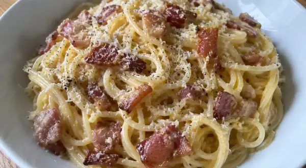 Enkel pasta carbonara med knaprigt bacon och rikligt med parmesanost. En klassiker som alltid går hem.