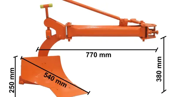 Pomoc w orce: jak zrobić pług do orki do traktorka kosiarki. Pomarańczowy pług z regulacją, wymiary 770x380x250 mm.