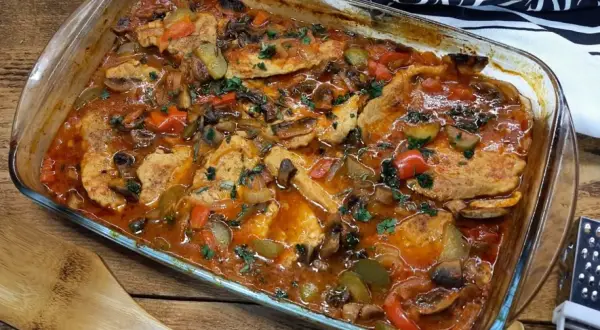 Pyszny schab po cygańsku w sosie z warzywami i pieczarkami, zapiekany w szklanym naczyniu.