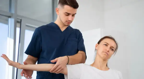 Fizjoterapeuta: Kim jest i jak pomoże? Pełny przewodnik dla pacjenta