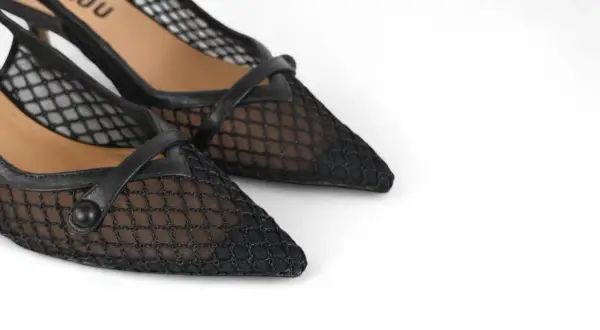 Scarpe décolleté Bibi Lou in rete nera, eleganti e raffinate, con un tocco che ricorda lo stile Chanel.
