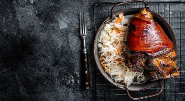 Codillo al horno, receta tradicional. Crujiente por fuera, tierno por dentro, acompañado de chucrut. ¡Un manjar!