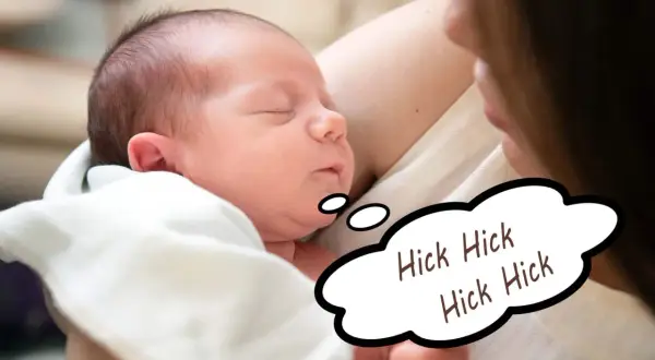 En sovande bebis med hicka, inlindad i en vit filt. En pratbubbla visar "Hick Hick Hick Hick".
