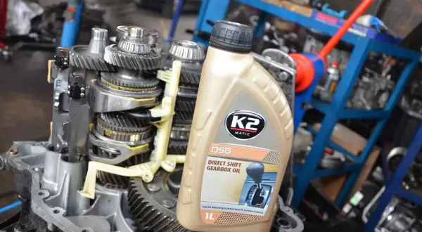 Olej K2 Matic DSG do skrzyni biegów, idealny do Hyundai ix35. Widoczna mechanika skrzyni biegów.