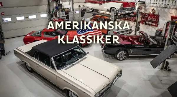 En samling amerikanska klassiker, inklusive 70 tals bilar, i ett garage. En beige cabriolet står i förgrunden.