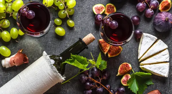 Wino primitivo, winogrona, figi i ser brie tworzą idealną kompozycję.