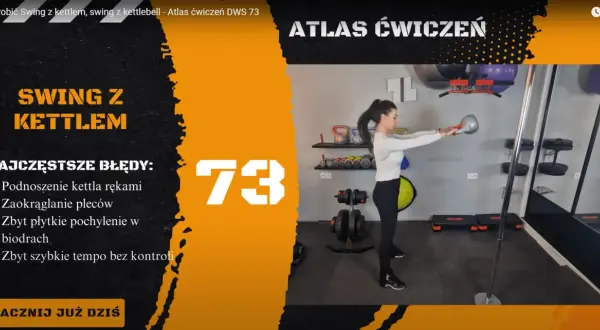 Kobieta wykonuje swing z kettlem, ćwiczenie numer 73 z Atlasu Ćwiczeń. Na ekranie widać też listę najczęstszych błędów.