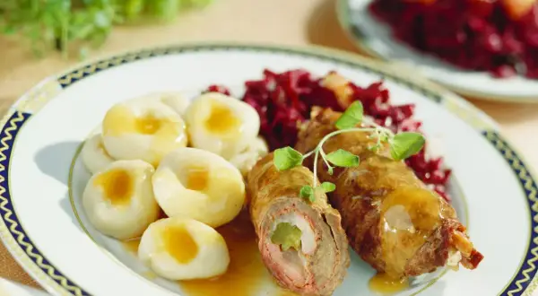Rolada śląska z kluskami i modrą kapustą. Pyszne danie, którego rolada śląska kcal jest warta każdej kalorii.