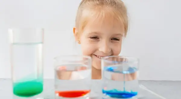 Eksperymenty z wodą dla dzieci: 13 pomysłów na naukę i zabawę