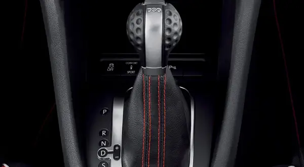 Palanca de cambios DSG en un coche deportivo. DSG significa Direct-Shift Gearbox, una transmisión automática de doble embrague.