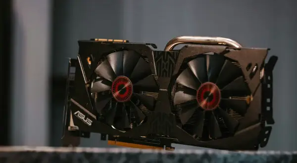 Tarjeta gráfica ASUS con dos ventiladores, ideal para saber que tarjeta gráfica tengo y mejorar tu PC.