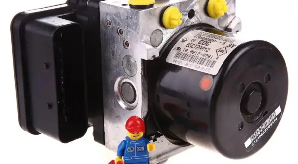 Moduł ABS Renault, być może z błędem dtc u3003. Mały mechanik z walizką gotowy do naprawy.