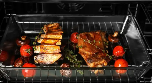 Żeberka z pomidorkami i grzybami pieczone w piekarniku z funkcją grill.