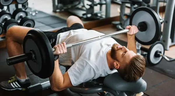 Trening siłowy w domu z ławeczką: Zbuduj siłę i rzeźbę!