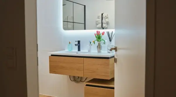 Instalar luz espejo baño: Guía segura y paso a paso (REBT y IP44)