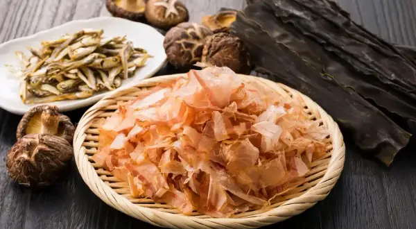 Suszone sardelki, grzyby shiitake, wodorosty kombu i płatki bonito – składniki bogate w smak umami, tworzące bazę dla wywarów.