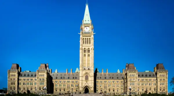 Das Parlamentsgebäude in Ottawa, ein Wahrzeichen der Stadt, ragt majestätisch unter blauem Himmel auf.