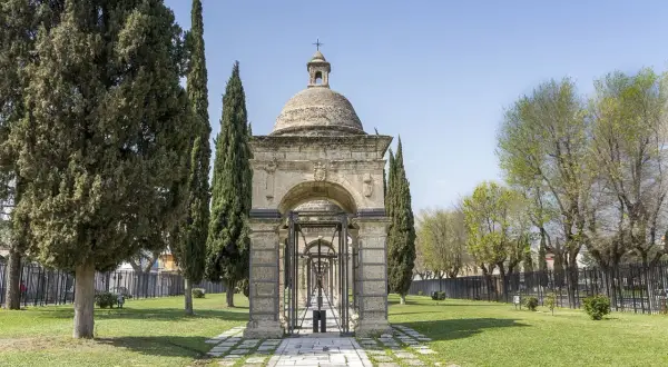 Un'antica edicola con cupola e viale di cipressi, un luogo suggestivo da scoprire tra le cose da vedere a Foggia centro.