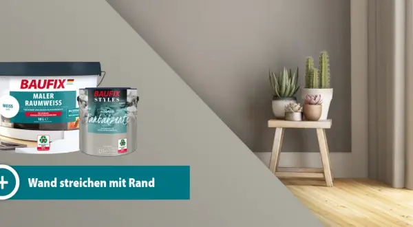 Zwei Eimer Wandfarbe, einer weiß, der andere mit "Farbakzente" beschriftet. Daneben ein Hocker mit Pflanzen. So gelingt das Wand streichen mit Rand.