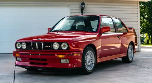 BMW M3 E30: Kultowy Klasyk i Inwestycja? Co musisz wiedzieć