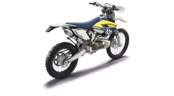 Husqvarna TE 250 gotowy do jazdy po bezdrożach. Biało-żółty motocykl terenowy z niebieskim siedzeniem.