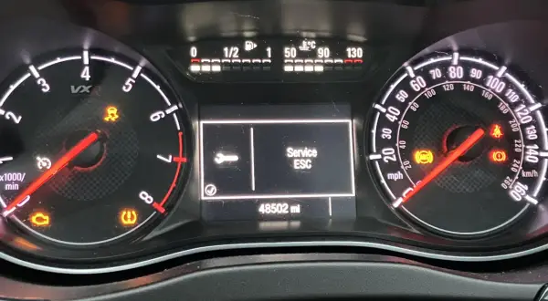 Kontrolka "Service ESC" na desce rozdzielczej Opla. Przebieg 48502 mil.