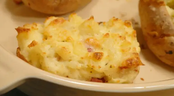 En gyllene bakad potatis med en krämig fyllning av potatis och ost. Perfekt för en mysig kväll.