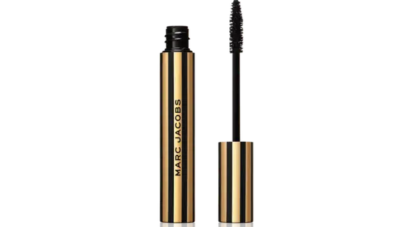 Mascara noir Marc Jacobs, tube rayé or et noir. Apprenez comment mettre du mascara pour un regard intense.