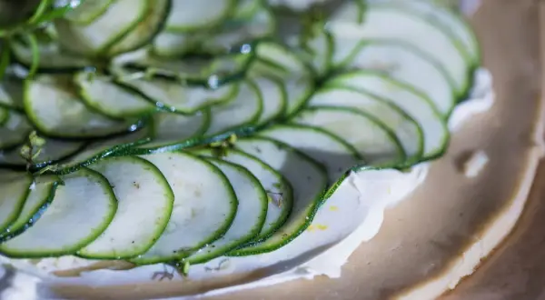 Zucchini-paj med krämig fyllning, redo för ugnen. Ett enkelt paj recept för en härlig middag.