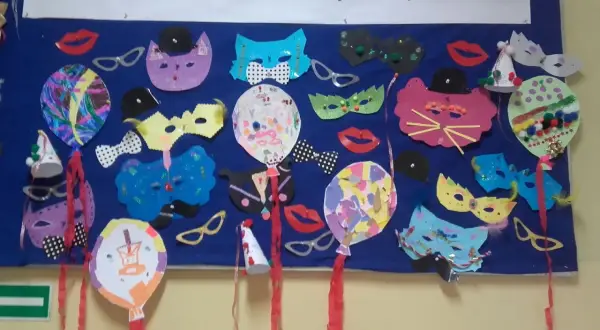 Kolorowe maski, balony i usta - to wszystko tworzy radosną atmosferę karnawału. Prace plastyczne świetlicy klas 1a i 1b.