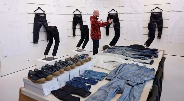 Wystawa G-Star RAW: spodnie, buty i szkice projektowe.