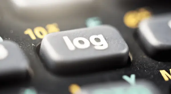 Zbliżenie na klawisz "log" na klawiaturze kalkulatora.