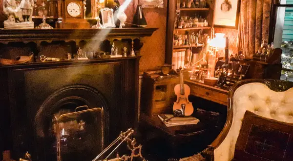 Wnętrze muzeum Sherlocka Holmesa: kominek, skrzypce, mikroskop i liczne buteleczki.